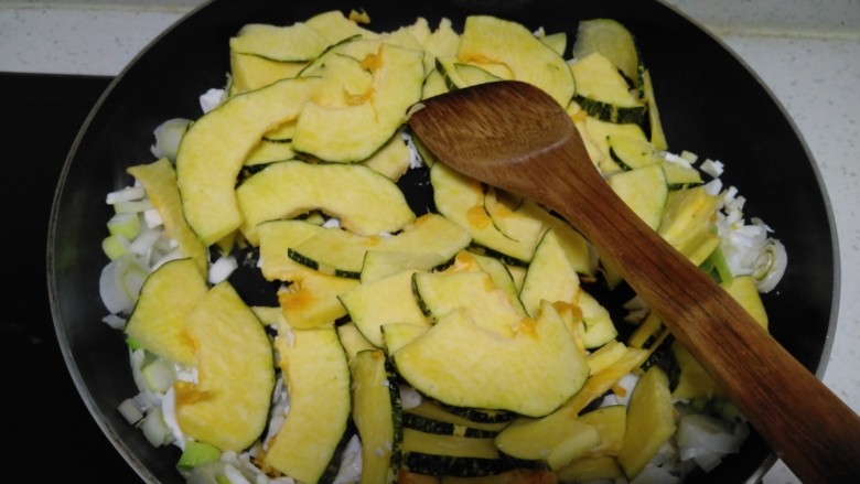 咸蛋清南瓜菜焖方便面,放入南瓜片。