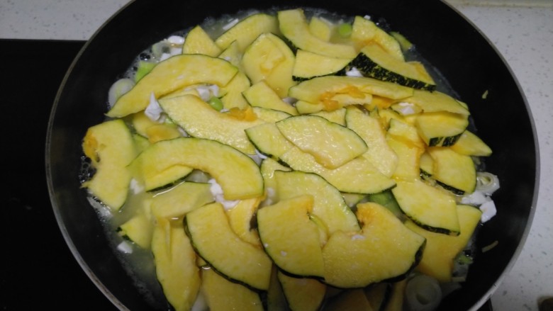 咸蛋清南瓜菜焖方便面,翻炒均匀 ，加入适量水，盖盖中火焖至南瓜变软。