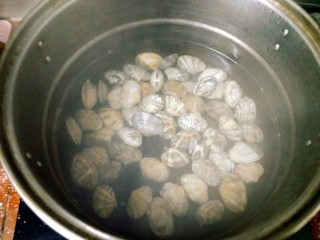 香辣花蛤,烧一锅开水，关火后将花蛤倒入烫三十秒。