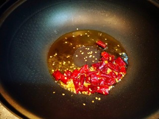 香辣花蛤,干净的锅烧热后倒入适量的油，趁着油温不高时放入干辣椒炒香。如果油温太高，会把辣椒一下就炒糊了，而且就不香了。