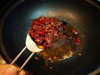 香辣花蛤,中火，放入一大勺牛肉辣酱，这个酱是我妈妈做的，很好吃哈哈。。也可以用郫县豆瓣，不过加了郫县豆瓣就不要放盐了。你也可以试试放老干妈酱，也一定好吃。