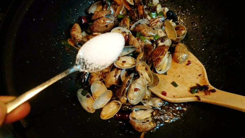 香辣花蛤,放适量的盐，如果用郫县豆瓣炒就不要加盐了。