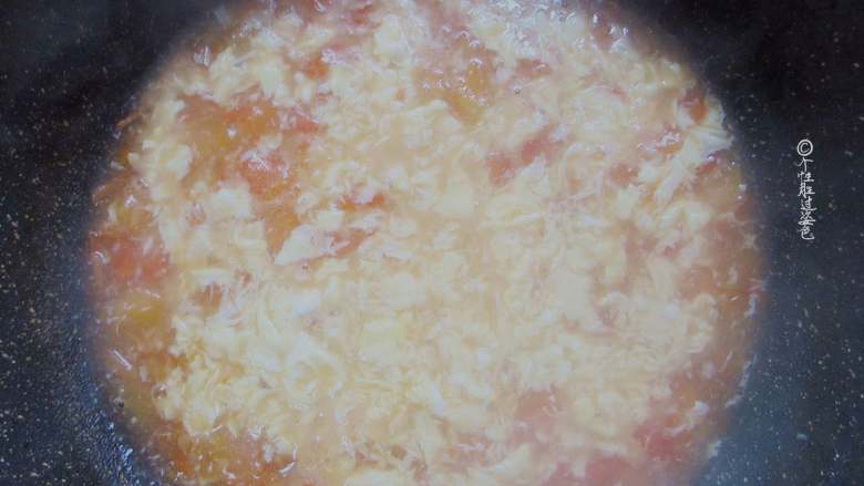 番茄鸡蛋汤,开锅后围着锅边撒入鸡蛋，打散的鸡蛋转圈倒入，起花就关火（这样鸡蛋不会老）