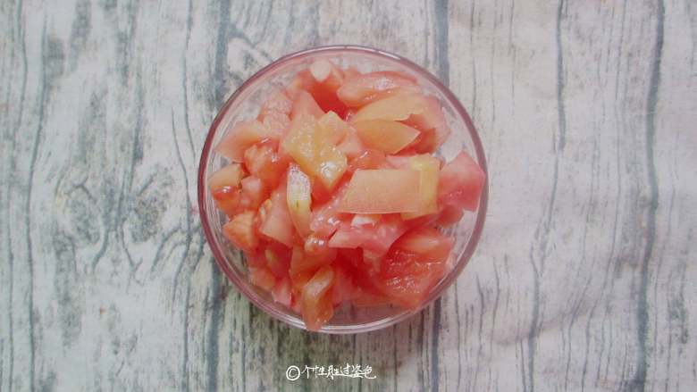 番茄鸡蛋汤,西红柿洗净，用刀切成小块