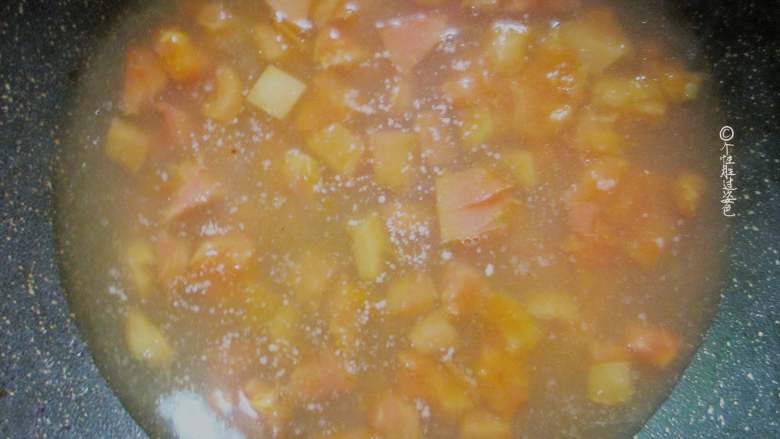 番茄鸡蛋汤,出汤后加入2碗清水，大火煮开。淋入水淀粉