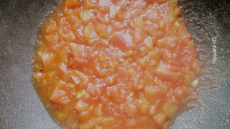番茄鸡蛋汤,翻炒1分钟，沿锅边淋入少许醋，炒至西红柿出红油。