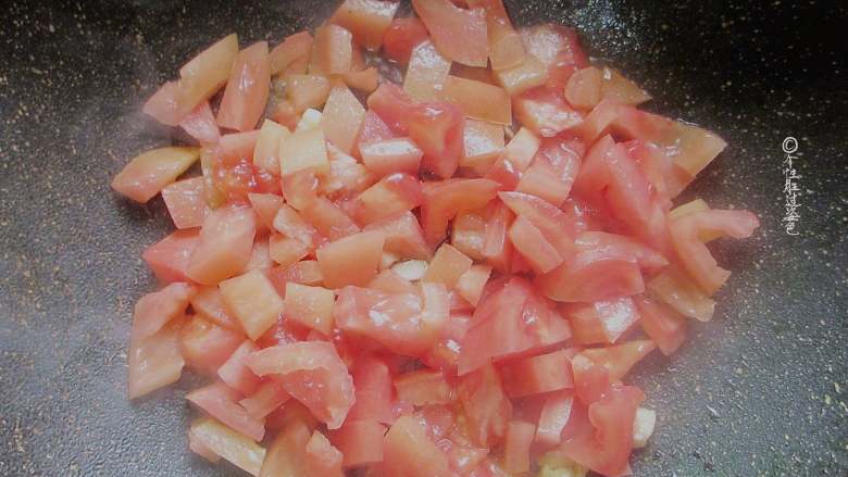番茄鸡蛋汤,锅内放油，烧至七成热，放入葱花爆香。放入西红柿块