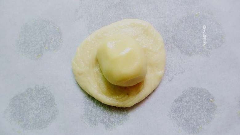 葱花油酥饼,擀开一个油皮包入油酥，包成圆形，收口朝下