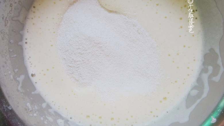 蒸糯米蛋糕,加入糯米粉，用刮刀搅拌均匀无干粉。