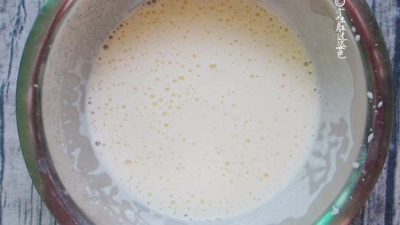 蒸糯米蛋糕,一直打发到体积变得3倍大，滴落下来的蛋糊不会马上消失即可