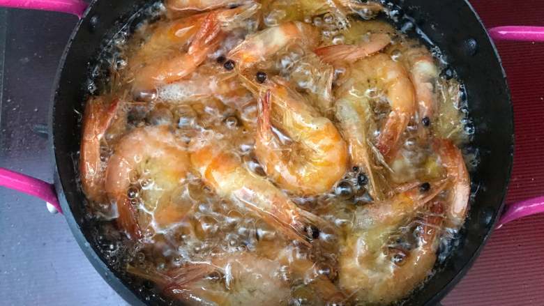 蒜蓉椒盐虾,锅中加入适量食用油，待油温升高，把虾放入，炸至微黄后捞起。

