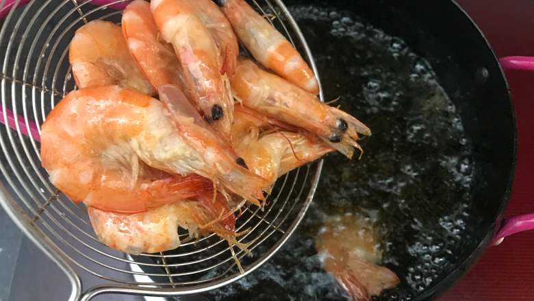 蒜蓉椒盐虾,锅中油再次烧热，把虾分批放入复炸一次，这样虾会更加香酥脆好吃。
