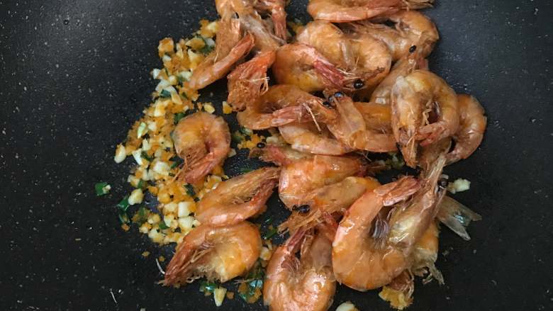 蒜蓉椒盐虾,把炸好的虾倒入，翻炒均匀。