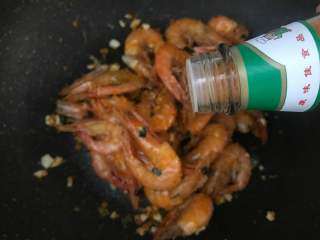 蒜蓉椒盐虾,最后加入适量椒盐、孜然粉，炒匀即可出锅。