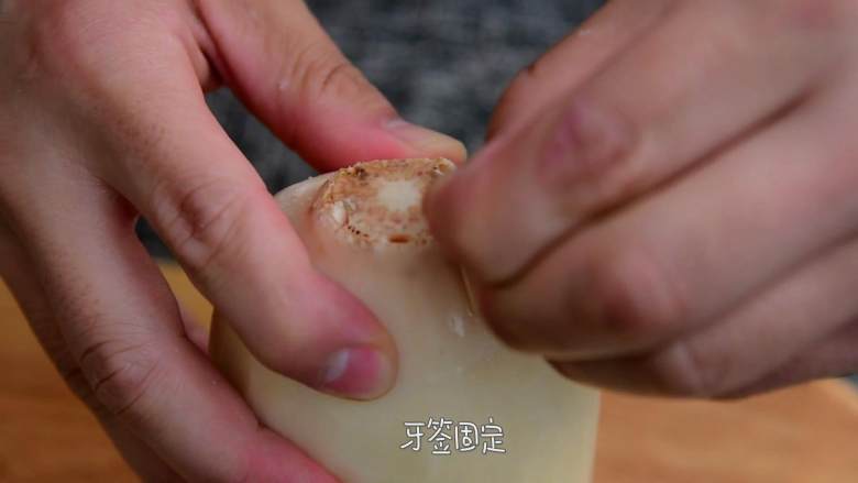甜香酥糯黏而不烂还带点嚼劲的桂花糖藕,盖上藕盖，用牙签固定住。