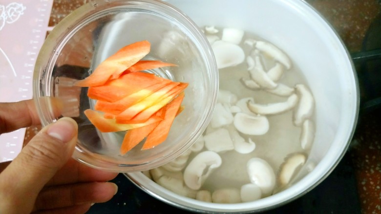 鲜蔬芙蓉汤,接着放胡萝卜，这些不易熟的先放。