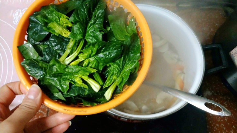 鲜蔬芙蓉汤,大概煮五分钟左右，放入菠菜。