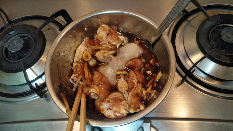 和谐鸡翅——吃吃吃——蒜香蜂蜜秘制鸡翅,搅和搅和盖保鲜膜冷藏一碗