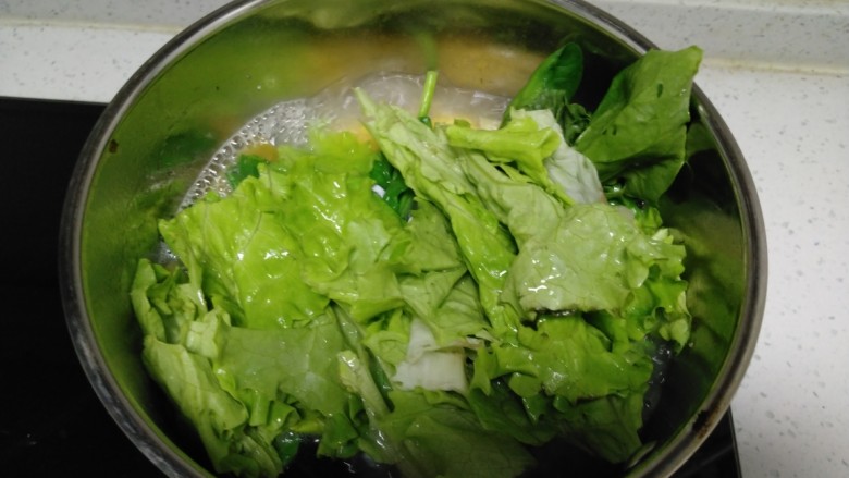 玉米羊肉青菜汤,放入咸蛋清、生菜。