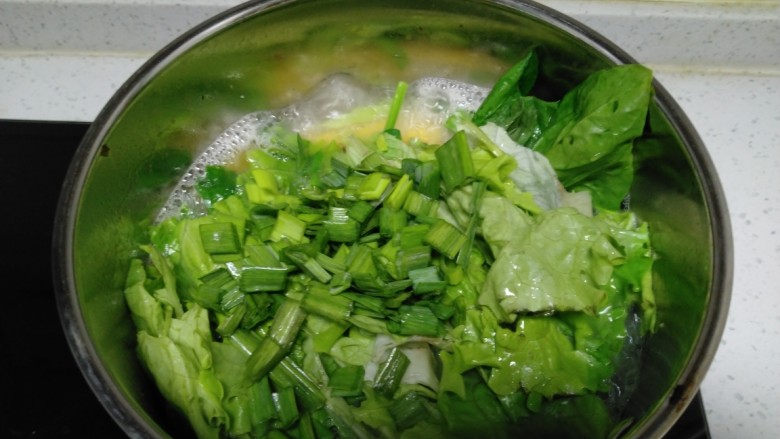 玉米羊肉青菜汤,放入蒜苗叶，关火搅拌均匀。