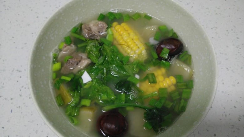 玉米羊肉青菜汤,盛入碗中~铛铛挡~~开吃了