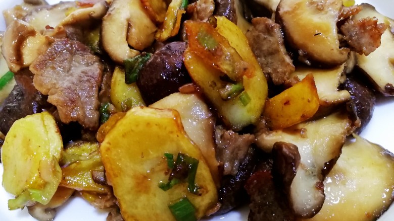 蚝油肉炒香菇土豆片,起锅装盘，看着很有食欲吧？味道很不错呢。