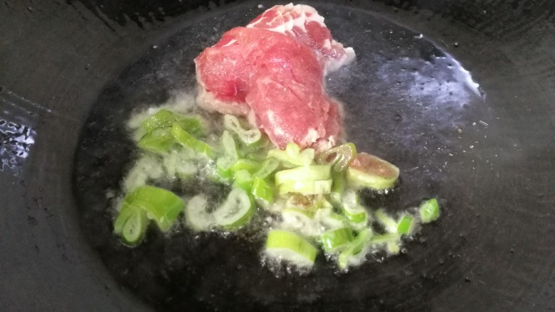 蚝油肉炒香菇土豆片,另起锅，放少许热油，煸炒肉片葱花，炒至肉熟。全程中火煸炒。