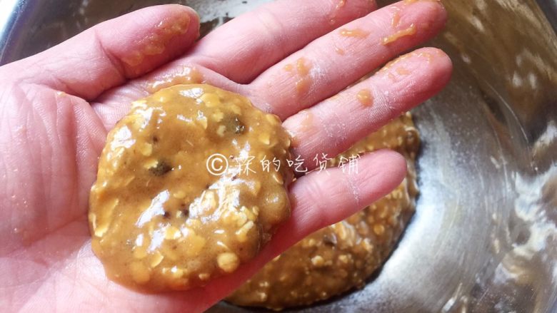 葡萄干燕麦脆饼,手上沾点干粉，取适量面团，先搓成圆球学形再按扁，放入烤盘中