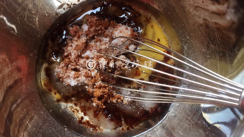 葡萄干燕麦脆饼,用手动打蛋器搅拌均匀，先放一边备用