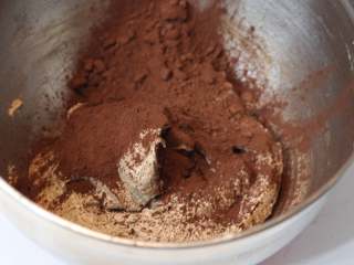 巧克力熔岩杯子蛋糕,	加入可可粉和咖啡粉用打蛋器继续打匀