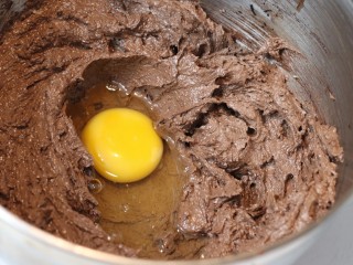 巧克力熔岩杯子蛋糕,分两次加入鸡蛋，每次打至混合均匀后再加入下一个鸡蛋（操作环境温度比较低，比如秋冬的北方。请使用常温鸡蛋。因为黄油的特性遇冷会凝固，蛋液温度过低，环境温度也低的话，会产生水油分离）