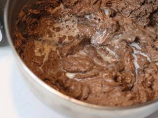 巧克力熔岩杯子蛋糕,加入温热的牛奶用打蛋器继续打匀（使用温热牛奶的原因和要求鸡蛋常温同理哦。夏天的话不要求对牛奶进行加热。）