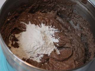 巧克力熔岩杯子蛋糕,如果说操作到这一步还是有水油分离的状态要怎么解决呢？我们可以加入材料中1/4~1/3的低筋面粉后继续用打蛋器打匀至水油分离现象改善