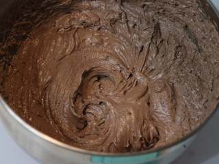 巧克力熔岩杯子蛋糕,改善水油分离现象后的面糊状态