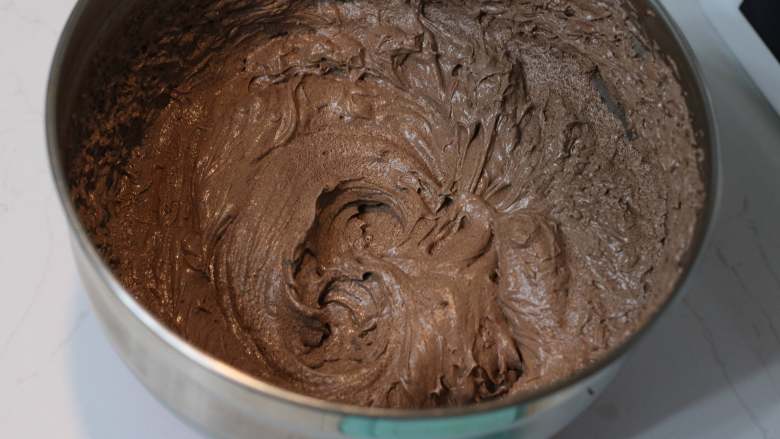 巧克力熔岩杯子蛋糕,改善水油分离现象后的面糊状态