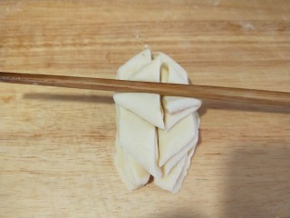 新文美食  花馒头,中间用筷子压出一道沟。