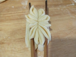 新文美食  花馒头,在用两只筷子在夹出花样即可。