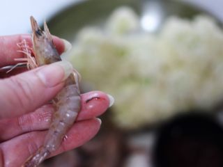 辣爆菜花海虾,把海虾用清水冲洗干净后，把海虾去虾须，再开虾背去除虾线后洗净备用。