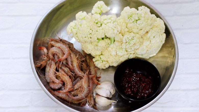 辣爆菜花海虾,首先备齐所有的食材。