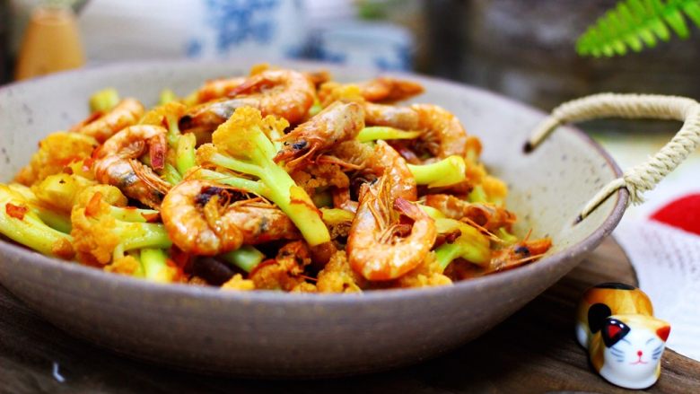 辣爆菜花海虾,鲜美无比又下饭营养丰富的辣爆菜花海虾就出锅了，盛到盘子里就可以享用了。