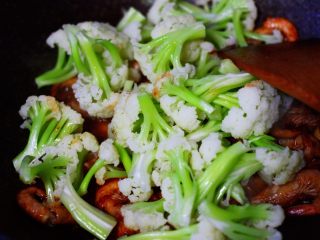 辣爆菜花海虾,加入提前焯过水的菜花。