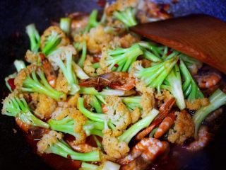辣爆菜花海虾,大火继续翻炒至所有的食材搅拌均匀后。