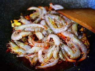 辣爆菜花海虾,加入提前洗净的海虾。