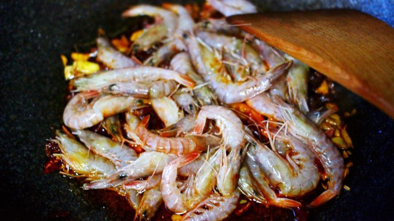 辣爆菜花海虾,加入提前洗净的海虾。