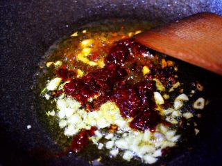 辣爆菜花海虾,这个时候加入郫县豆瓣酱。