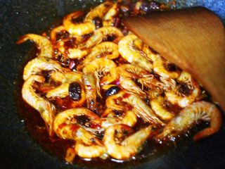 辣爆菜花海虾,大火把海虾翻炒至变色后。