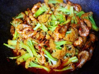 辣爆菜花海虾,看见菜花和海虾变色之后即可关火。