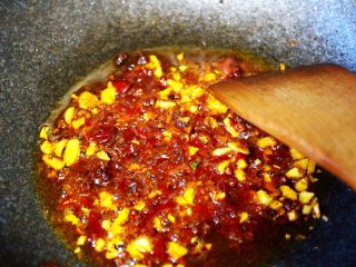 辣爆菜花海虾,用小火慢慢把郫县豆瓣酱小火慢慢炒出红油。