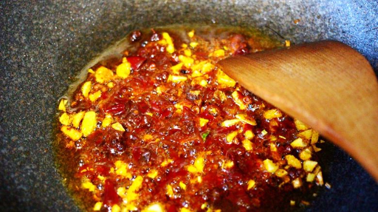 辣爆菜花海虾,用小火慢慢把郫县豆瓣酱小火慢慢炒出红油。