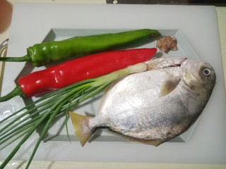 红烧金鲳鱼,准备好所有的食材，卖鱼大叔已帮忙清理内脏